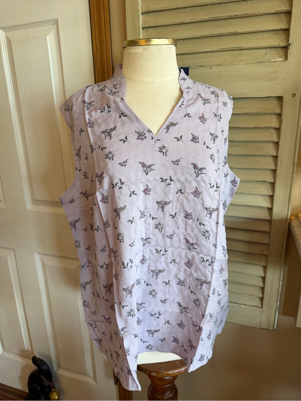 Light Lavender Floral Sleeveless V-Neck Camisole